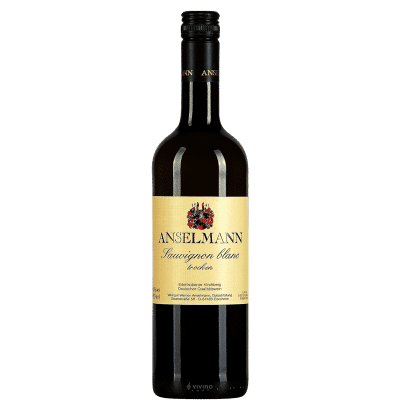 Der Anselmann Sauvignon Blanc glänzt in brillantem Gelb, durchzogen von grünen Reflexen, und verführt mit einem fruchtigen und eleganten Bouquet. Trotz seiner Kraft und der harmonisch eingebundenen Säure, besticht der Wein durch seine Frische und Lebhaftigkeit. Die beeindruckende Geschmackstiefe und Länge machen den Anselmann Sauvignon Blanc zu einem unvergesslichen Weinerlebnis.